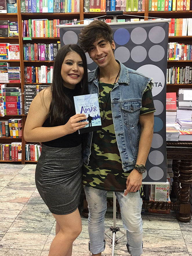 Monaliza Nunes recebe famosos em lançamento de livro