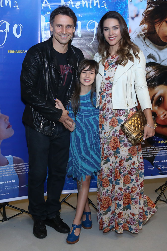 Murilo Rosa leva a família em sessão especial de cinema
