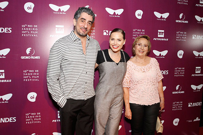 Nanda Costa rouba a cena com look todo rosa em evento no Rio