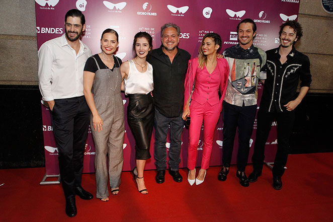 Nanda Costa rouba a cena com look todo rosa em evento no Rio