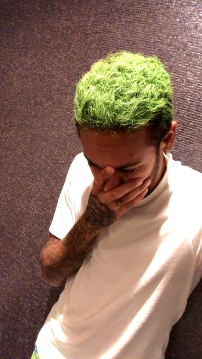 Neymar entra no clima do Halloween e aparece de cabelo verde