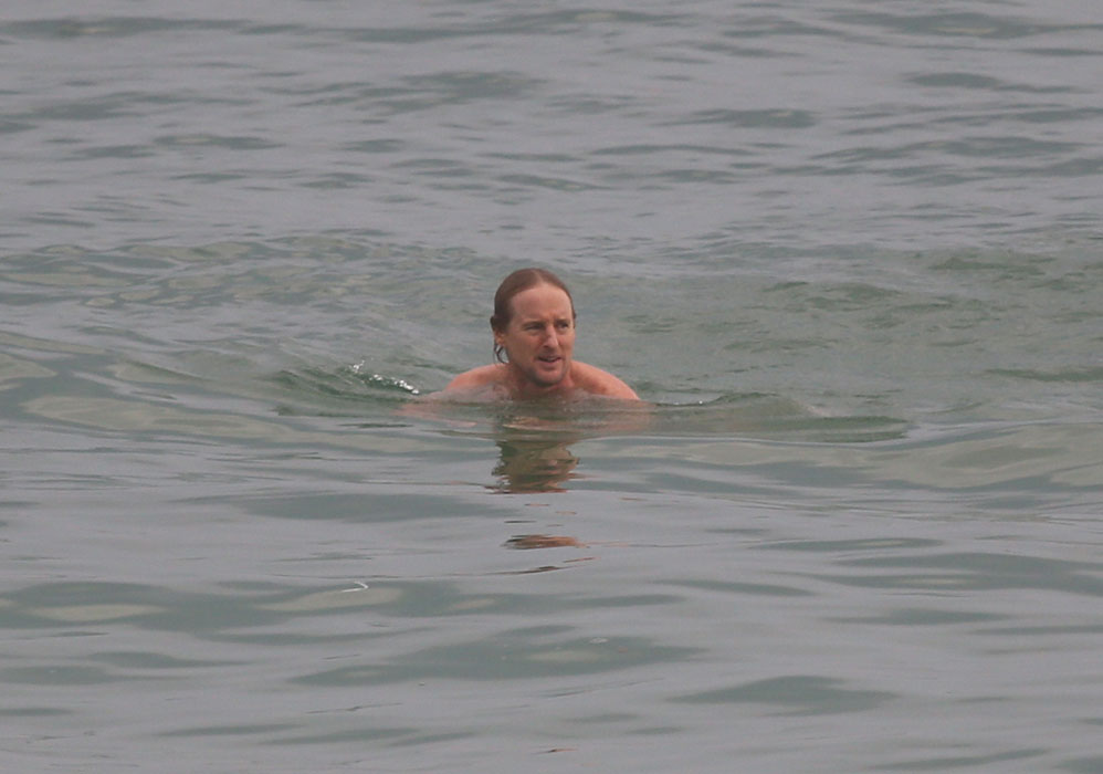 Owen Wilson também aproveitou a estadia no Brasil para tomar um banho de mar