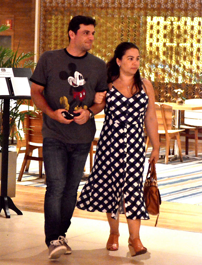 Rodrigo Lombardi passeia com a mulher em shopping