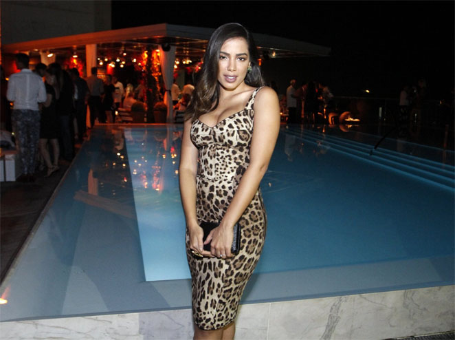 Anitta exibe seu look sensual à beira da piscina
