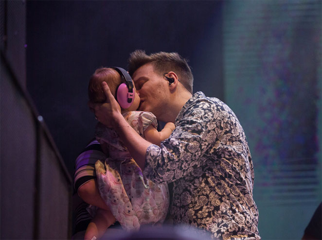 Michel Teló divide os vocais de show com Melinda ganha um beijinho do pai no palco do show