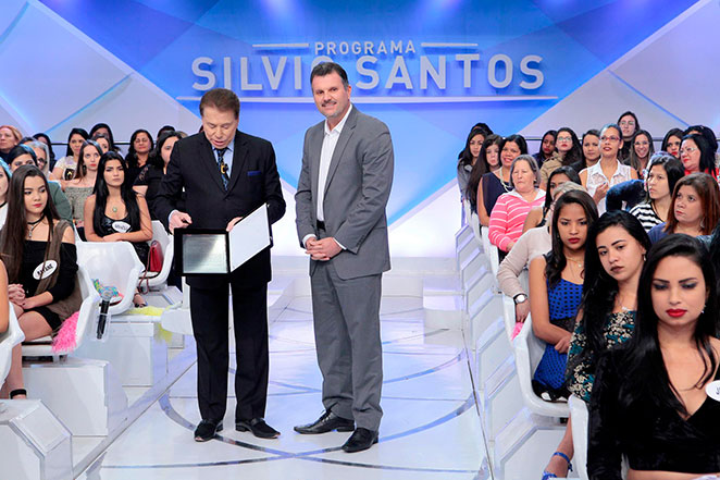 Silvio Santos recebe homenagem pelos 54 anos de seu programa