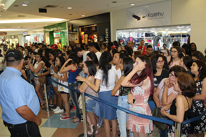 Sophia Abrahão causa alvoroço em shopping de São Paulo