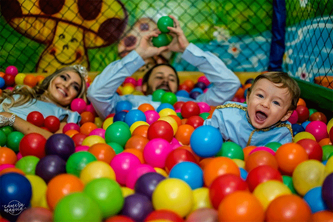 Theo Becker se diverte na festa de aniversário do filho