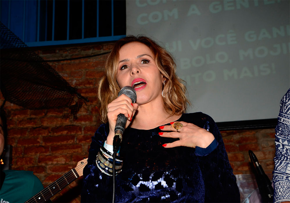 Leona Cavalli comemora aniversário com balada latina