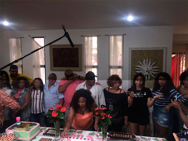 Alcione reúne a família para sua festa de 70 anos, no RJ