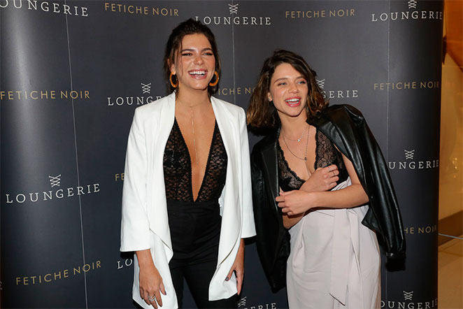 Mariana Goldfarb usa decote no limite em evento de lingerie