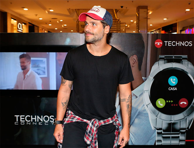 Bruno Gagliasso é puro charme em evento