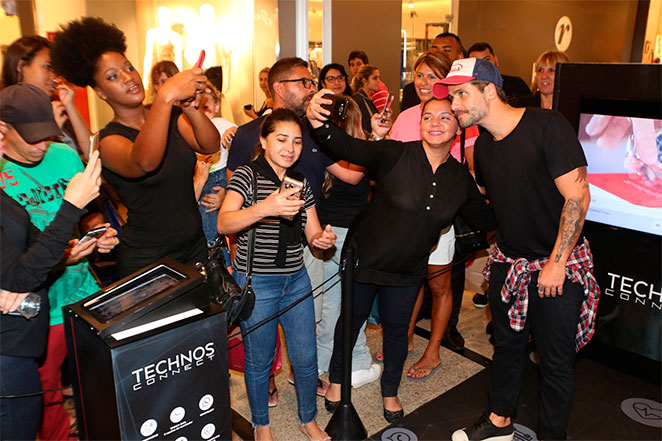 Bruno Gagliasso é puro charme em evento