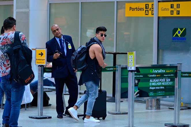 Cheio de estilo, Arthur Aguiar embarca no Rio de Janeiro