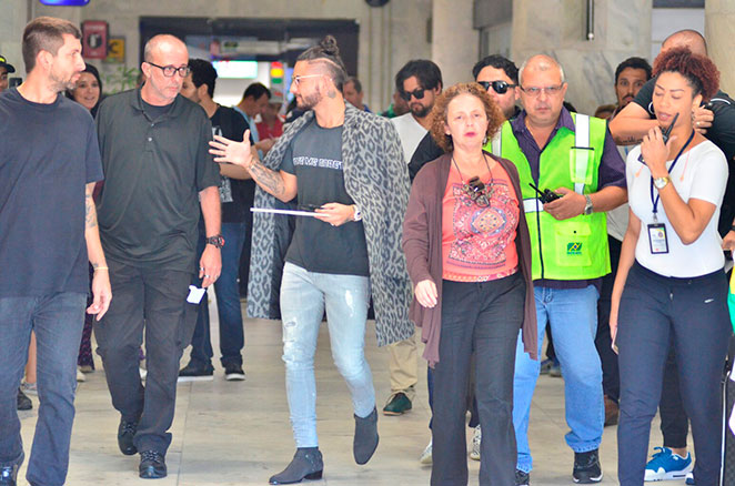 Cheio de estilo, Maluma desembarca no Rio de Janeiro