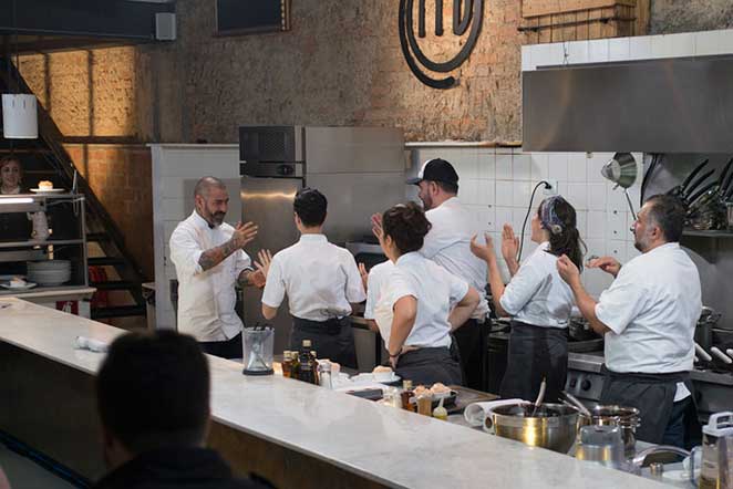 Cozinheiros enfrentam prova no restaurante de chef