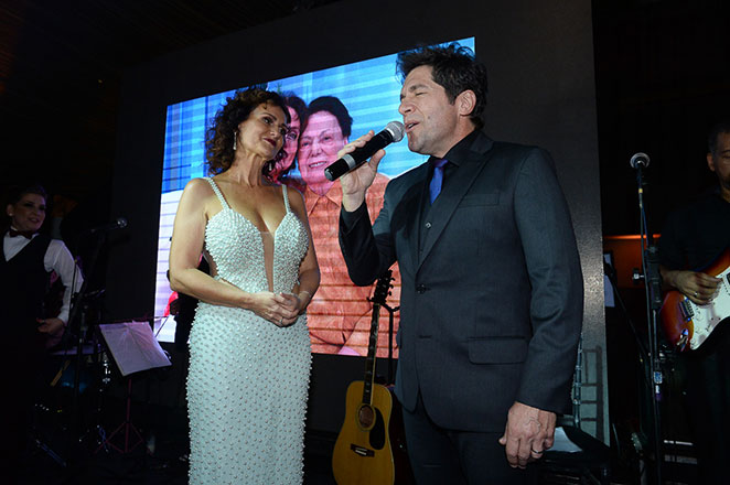 Daniel canta para Faa Morena em seu aniversário de 60 anos