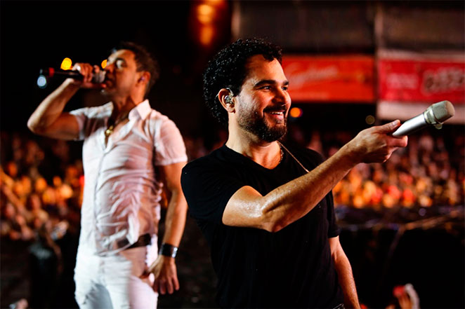 Debaixo de chuva, Zezé Di Camargo levanta o público em show