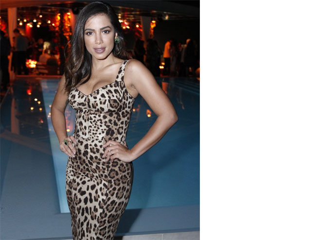 Anitta arrasou com esse vestido animal print