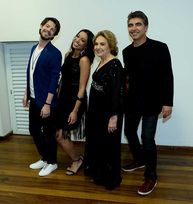 Eva Wilma esbanja elegância ao participar de show inédito