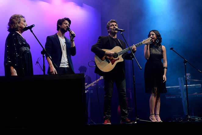 Eva Wilma esbanja elegância ao participar de show inédito