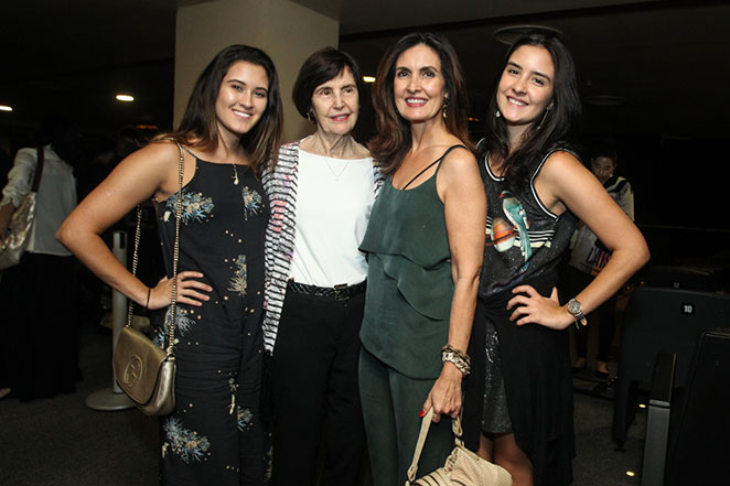 Sem o namorado, Fátima Bernardes confere musical no Rio