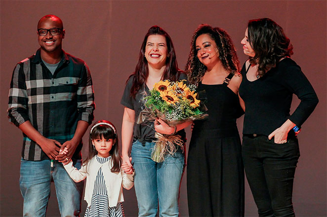 Fernanda Souza é prestigiada por Thiaguinho no teatro