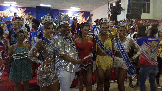 Gracyanne Barbosa aposta em look justo para o samba