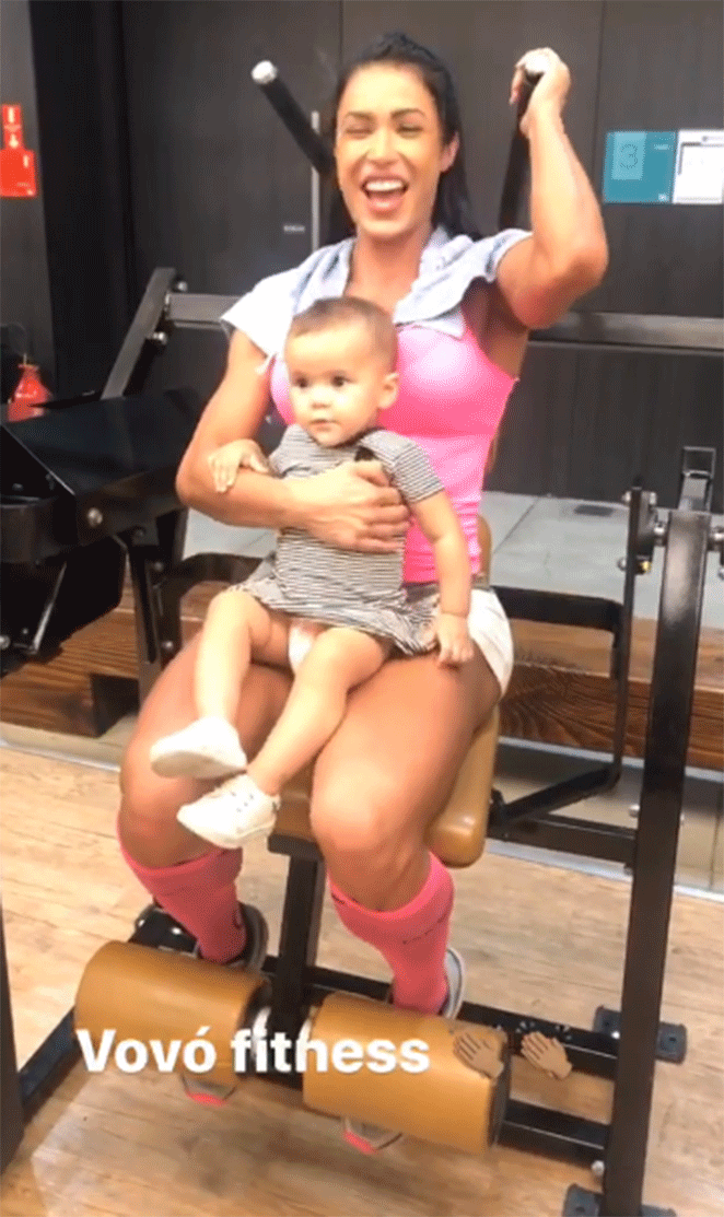 Gracyanne Barbosa malha com neta de Belo no colo