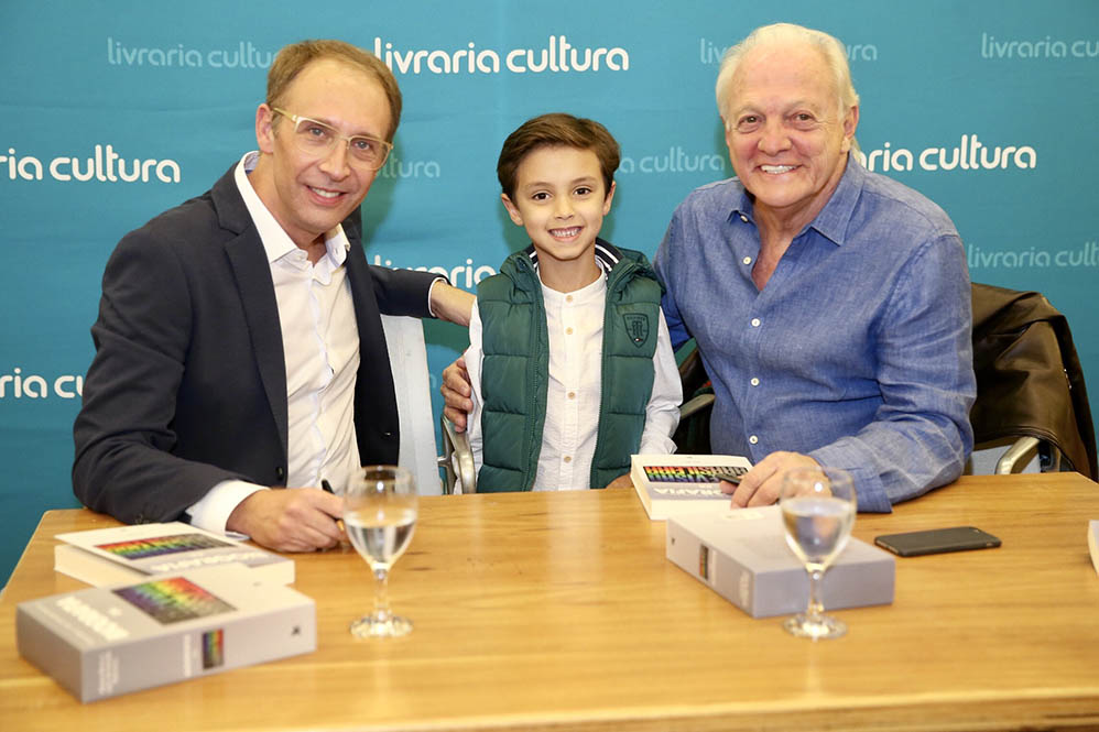 Eliana e mais famosos prestigiam lançamento de livro 