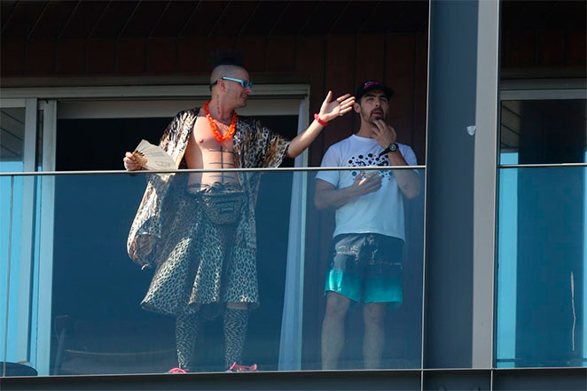 Joe Jonas aparece em sacada de hotel e brinca com fotógrafos