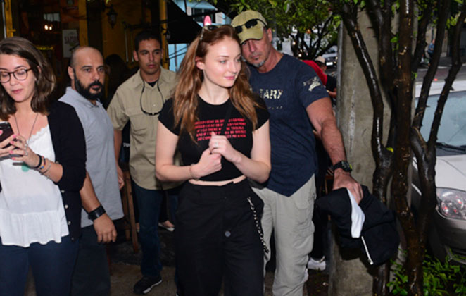 Joe Jonas e Sophie Turner passeiam por São Paulo