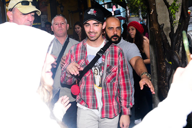 Joe Jonas e Sophie Turner passeiam por São Paulo