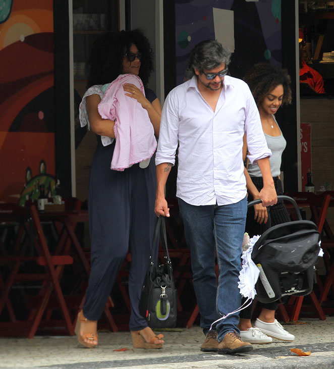 Juliana Alves vai a restaurante com a filha Yolanda