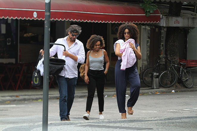Juliana Alves vai a restaurante com a filha Yolanda