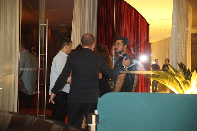 Juliana Paes esbanja simpatia com fãs em porta de hotel