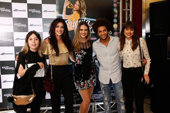 Juliana Paiva brilha em lançamento de filme