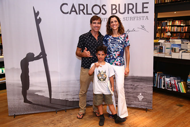 Juliano Cazarré leva a família em lançamento de Carlos Burle