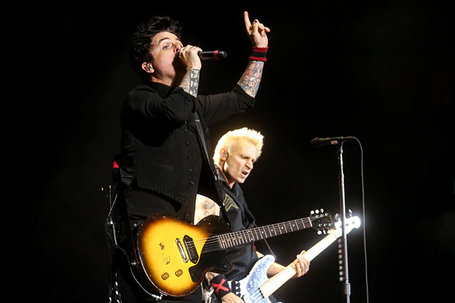 Klebber Toledo e Camila Queiroz curtem show do Green Day