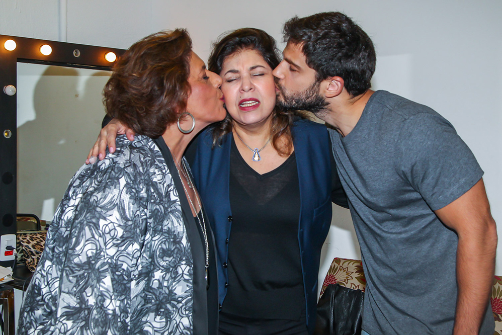 Roberta Miranda ganhando beijinho de Leda e Duda Nagle