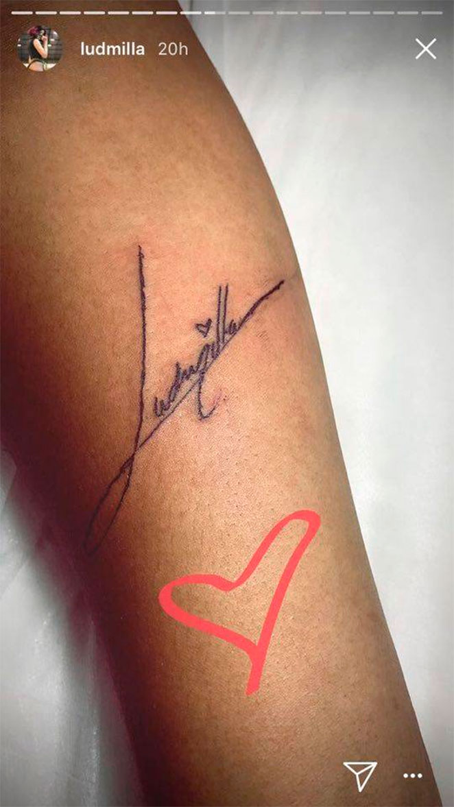 Ludmilla tatua autógrafo no braço de fã