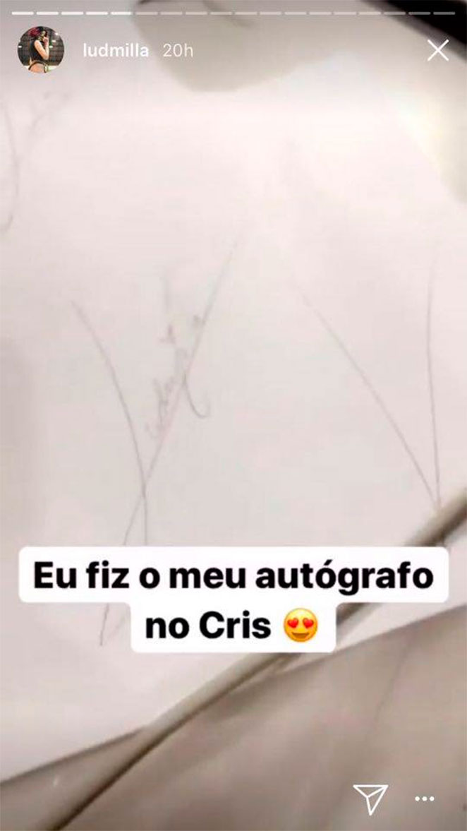 Ludmilla tatua autógrafo no braço de fã