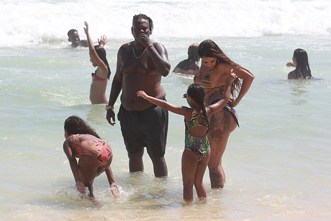 Mc Sapão curte praia com a família no Rio