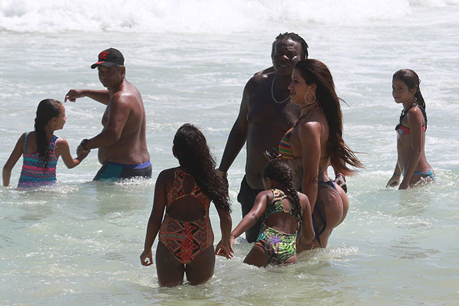 Mc Sapão curte praia com a família no Rio