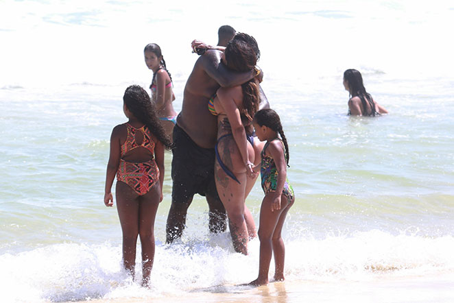 Mc Sapão curte praia com a família no Rio 