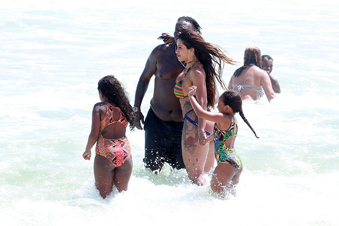 Mc Sapão curte praia com a família no Rio 