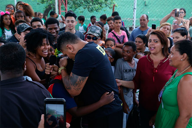 Naldo Benny vira padrinho de escola pública em Mesquita, RJ