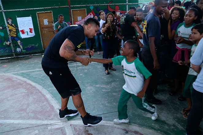 Naldo Benny vira padrinho de escola pública em Mesquita, RJ