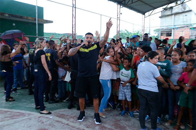 Naldo Benny vira padrinho de escola pública em Mesquita, RJ