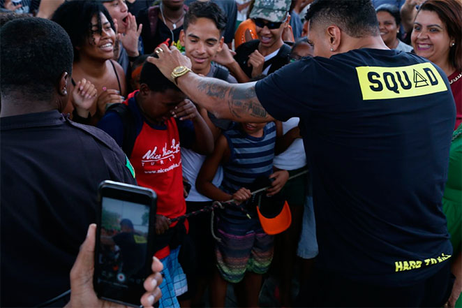 Naldo Benny vira padrinho de escola pública em Mesquita, RJ